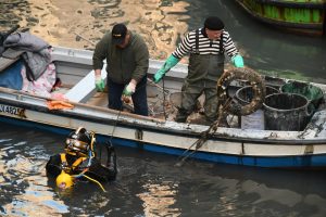 A Venezia i gondolieri sommozzatori di nuovo in acqua per pulire i canali